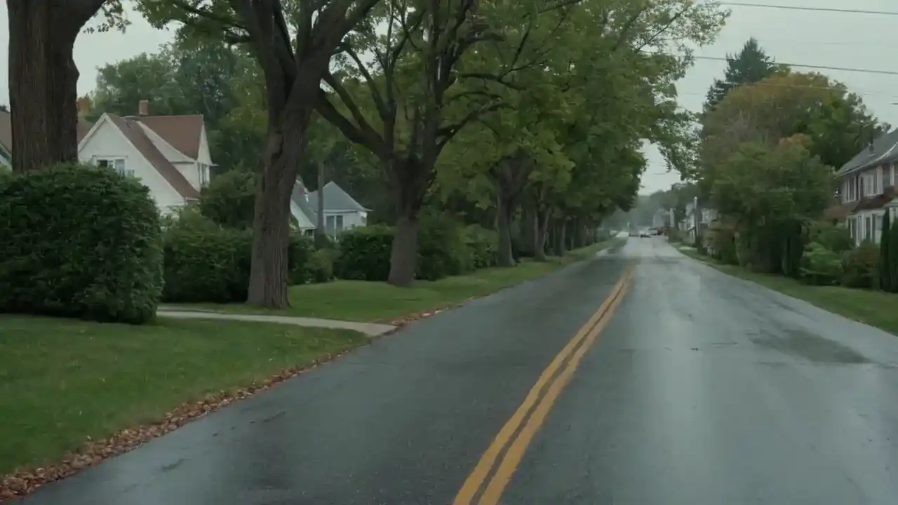 Suburbio tranquilo, luz difusa, corredor solitario