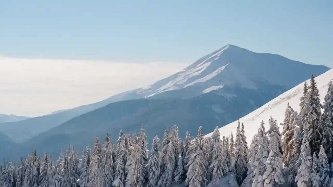 Montañas nevadas, imponentes y silenciosas, resplandecen