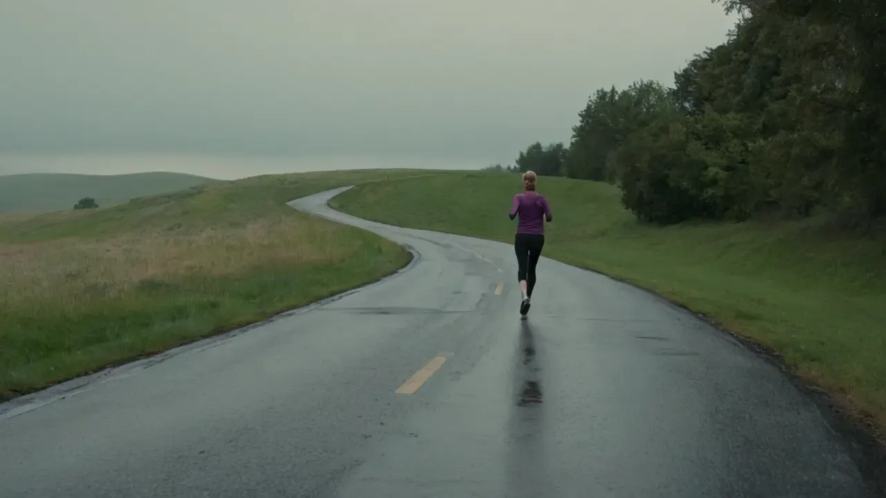 Corredor solitario en gris paisaje rural