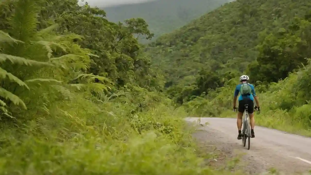 Ciclista explora paisaje natural y misterioso