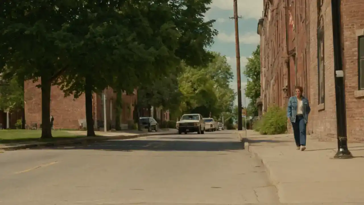 Calles soleadas, figuras y sombras sutiles